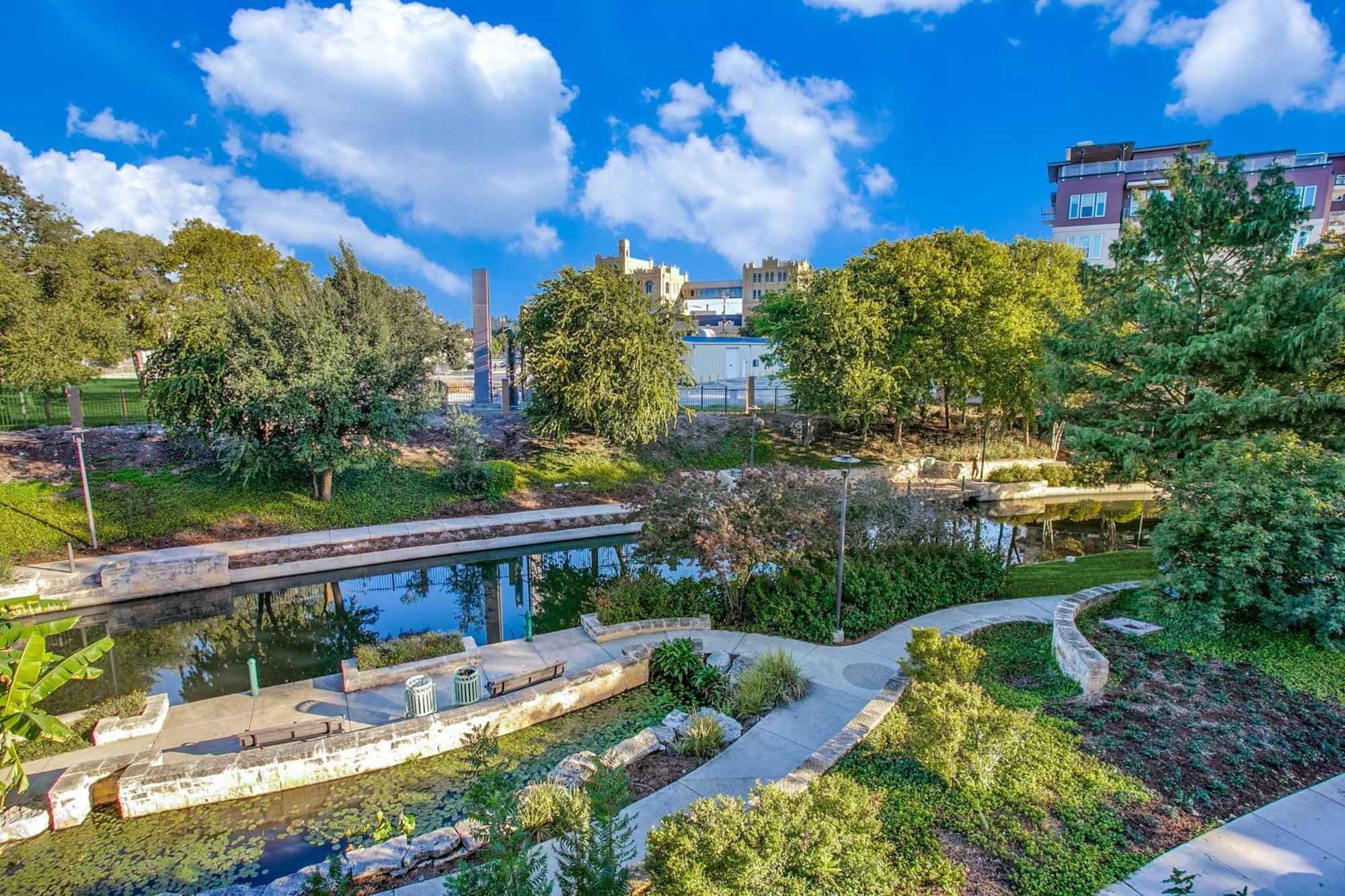 Lush Downtown Condo On Riverwalk W King Ste, Free Parking, Pet Friendly, Centrally Located On Riverwalk San Antonio Ngoại thất bức ảnh