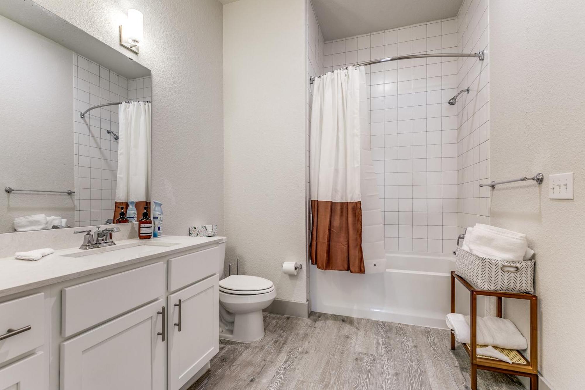 Lush Downtown Condo On Riverwalk W King Ste, Free Parking, Pet Friendly, Centrally Located On Riverwalk San Antonio Ngoại thất bức ảnh