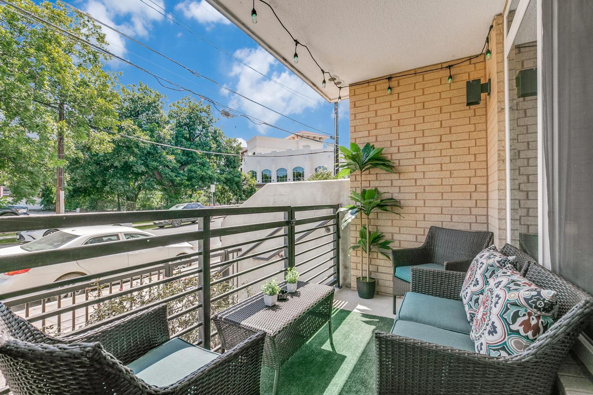 Lush Downtown Condo On Riverwalk W King Ste, Free Parking, Pet Friendly, Centrally Located On Riverwalk San Antonio Ngoại thất bức ảnh
